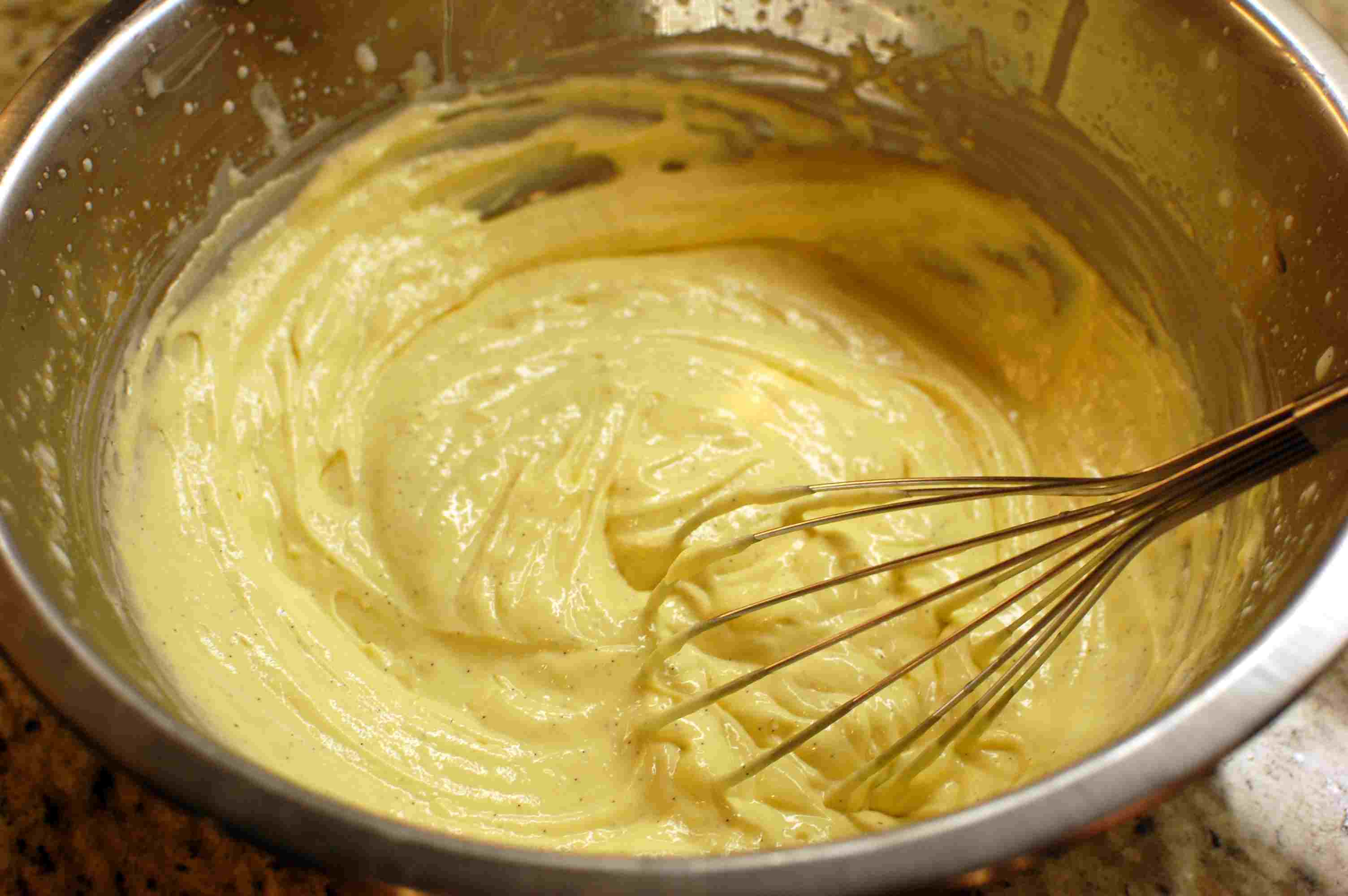 Заварной крем быстро и легко. Заварной крем. Торт с заварным кремом. Заварной крем классический для торта. Приготовление заварного крема.